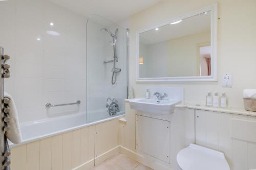东迪恩Little Scarlet的白色的浴室设有水槽和淋浴。