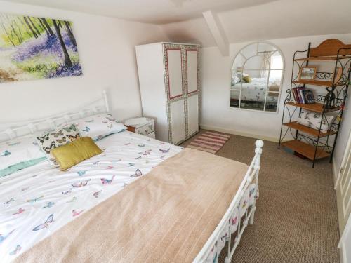 巴里港Daisys Cottage的卧室配有白色的床,上面有鸟儿