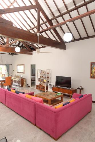 哲帕拉Shoreside Semat Villa and Flat的客厅配有大沙发和电视