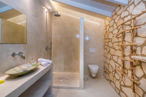 凯里翁Arca Villa - Enchanting Sunset!的一间带水槽、淋浴和卫生间的浴室