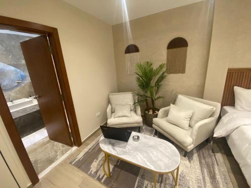 开罗Nakhil Inn Residence的客厅配有床、沙发和桌子