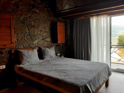 杜博瓦乡La Piticu的一间卧室设有一张大床和大窗户