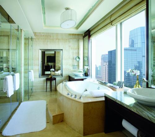深圳深圳星河丽思卡尔顿酒店的带浴缸、淋浴和盥洗盆的浴室