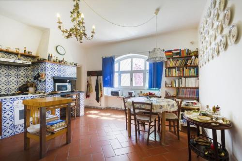 卡斯泰拉内塔Villa Francesca - Camere con giardino的厨房以及带桌椅的用餐室。