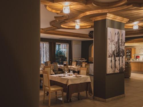 摩德纳迪-坎皮格里奥克罗佐恩酒店的一间带桌椅的用餐室