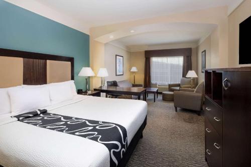 萨凡纳普勒萨凡纳机场拉昆塔旅馆及套房的酒店客房设有床和客厅。