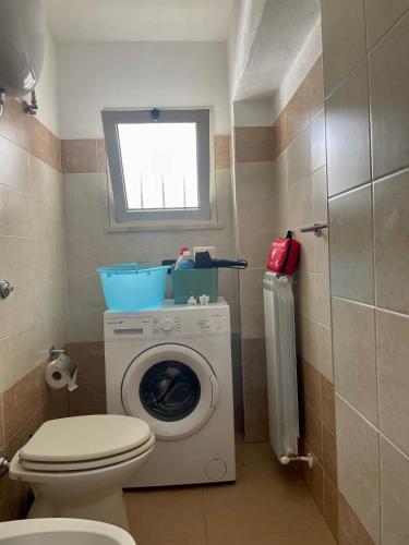 CorazzelloVilla Claudia - appartamento A的一间带洗衣机和卫生间的浴室