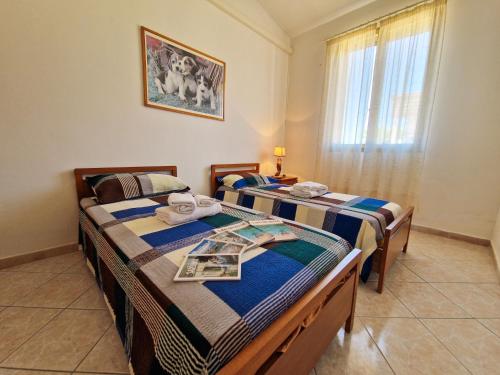 圣塔·马里亚·迪·帕尔玛Luna & Sole的带窗户的客房内设有两张单人床。