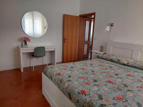 圣阿尔坎杰洛-迪罗马涅Casetta Mia - Holiday Family House的一间卧室配有一张床、一张书桌和一面镜子