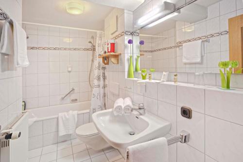 巴特欣德朗埃德斯贝格有限公司贝格阿克提弗酒店的白色的浴室设有水槽和卫生间。