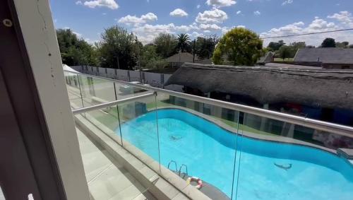 弗里尼欣Lifestyle Lodge Hotel的阳台享有大楼内游泳池的景致。