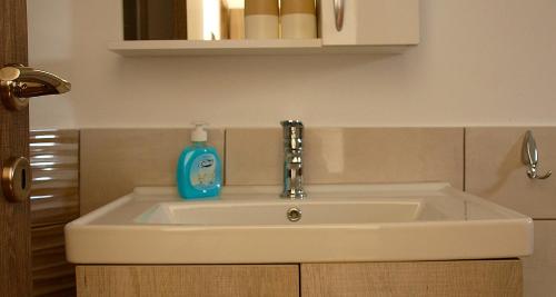 克里皮吉JASON'S SEA VIEW的浴室水槽和一瓶肥皂