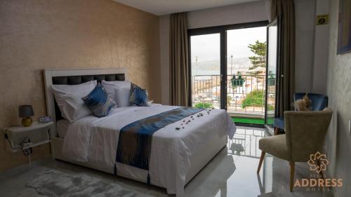 萨伊迪耶Bella Address Hotel Beach的一间卧室设有一张大床和一个大窗户