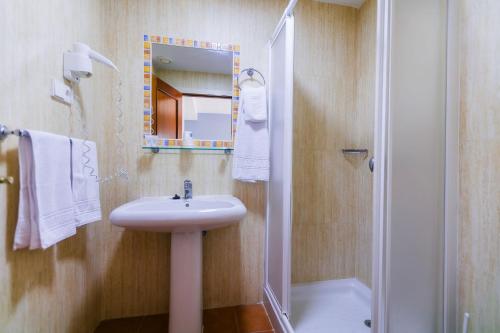 福恩吉罗拉加利西亚酒店的一间带水槽和淋浴的浴室