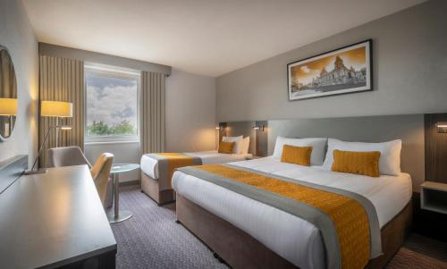阿德格罗夫贝尔法斯特国际机场马尔丹酒店的酒店客房设有两张床和窗户。