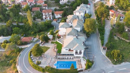 波尔塔里亚波尔塔里亚酒店的享有带游泳池的房屋的空中景致