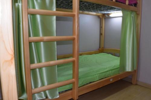 乌兰巴托Wonder Mongolia Guesthouse and Tour Operator LLC的客房内的双层床和绿色的床