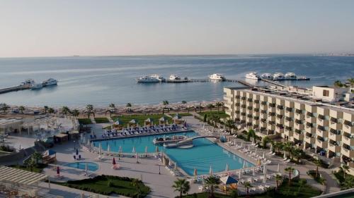 赫尔格达Aqua Mondo Abu Soma Resort的享有度假胜地和海洋的空中景致