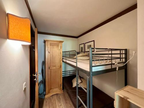 里雾诗Bellevue Studio Les Houches的客房设有两张双层床和一盏灯。