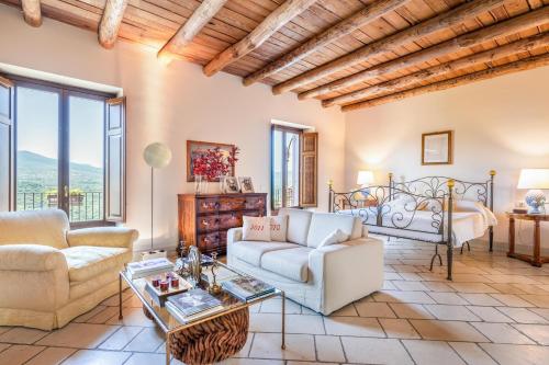 卡迪里翁西塞尔La Dimora del Castelluccio的客厅配有沙发和桌子