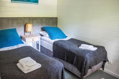 乌斯特卡Mistral przy plaży Domki całoroczne的一间设有两张床铺和毛巾的房间