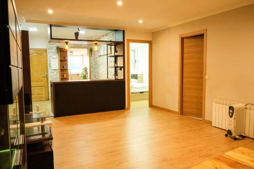 维戈Alojamiento Pichi的客厅设有门,铺有木地板