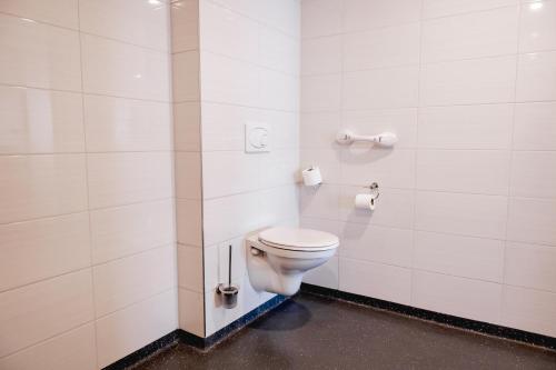 阿森City Hotel de Jonge的一间位于摊位的卫生间浴室