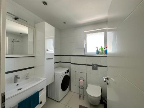 利戈尔塞姆Résidence Foch的白色的浴室设有卫生间和水槽。