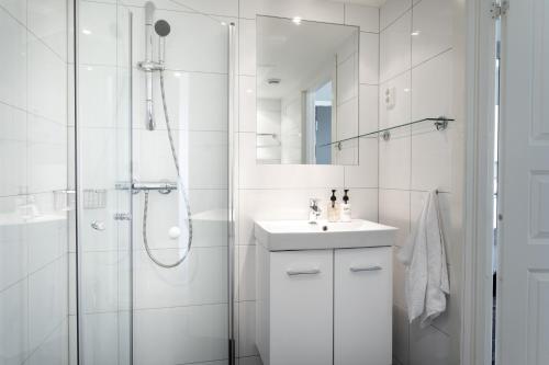 奥斯陆Frogner House - Oscars gate的带淋浴和盥洗盆的白色浴室