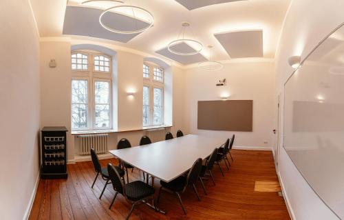 科隆Tagungs und Gästehaus St Georg的一间会议室,配有桌椅