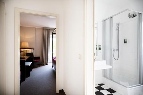 马兰迪Hotel Dieksee - Collection by Ligula的带淋浴和盥洗盆的浴室