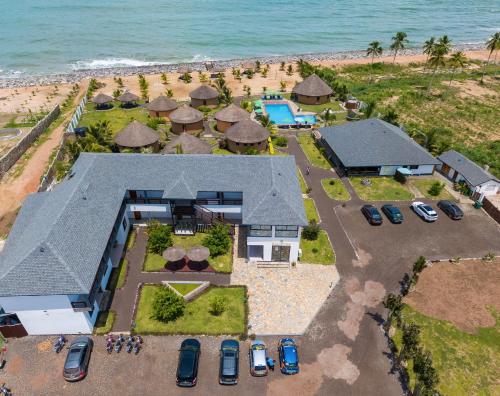 ElminaLemon Beach Resort的海滩上房屋的空中景致