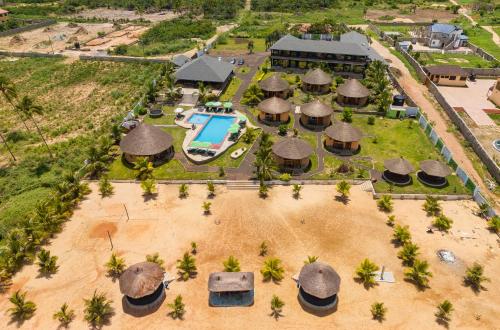 ElminaLemon Beach Resort的享有带游泳池的度假村的空中景致