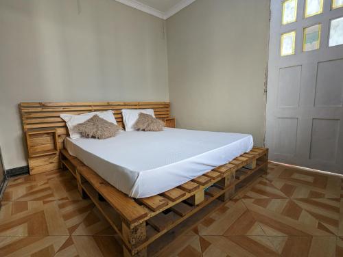 阿鲁沙Elizabeth Home的一间卧室,卧室内配有一张木床