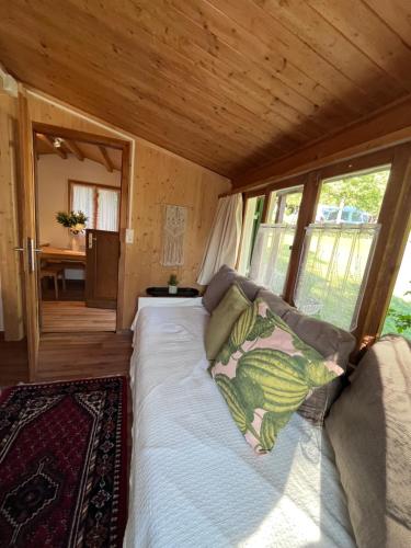 特里森Campingplatz Mittagsspitze的一张大床,位于带大窗户的房间里