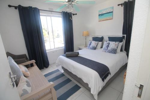 乌旺戈海滩Laguna La Crete 12的一间卧室设有一张大床和一个窗户。