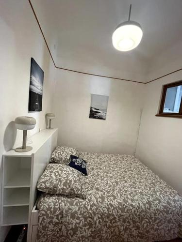 卡西斯Le Pêcheur的小房间,配有床和灯