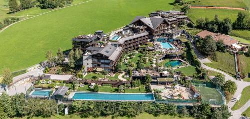 圣莱奥纳尔多因帕西里亚Andreus Resorts的享有大厦空中美景,设有游泳池