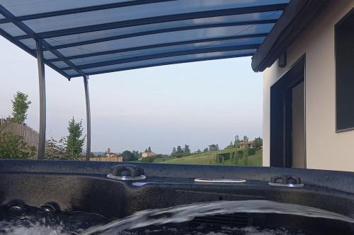 阿尔比Villa Ginkgo-955 avec SPA privatif的靠窗的蓝色遮阳篷热水浴池