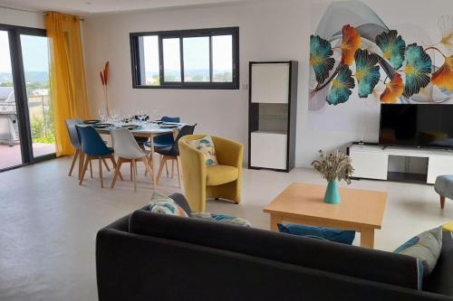 阿尔比Villa Ginkgo-955 avec SPA privatif的带沙发的客厅和用餐室