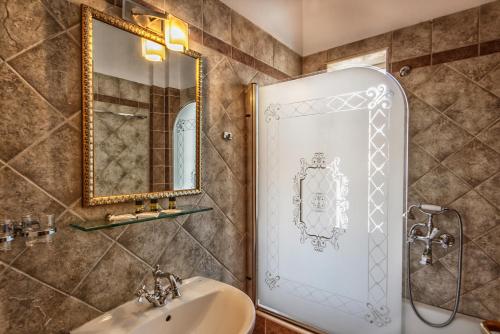 阿克达里卡酒店的一间浴室