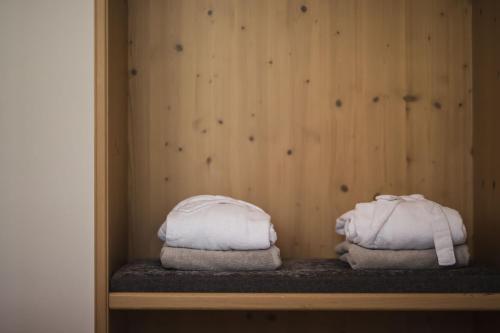 安泰塞尔瓦·迪·梅佐威尔布恩霍夫酒店的木墙架上的两条毛巾