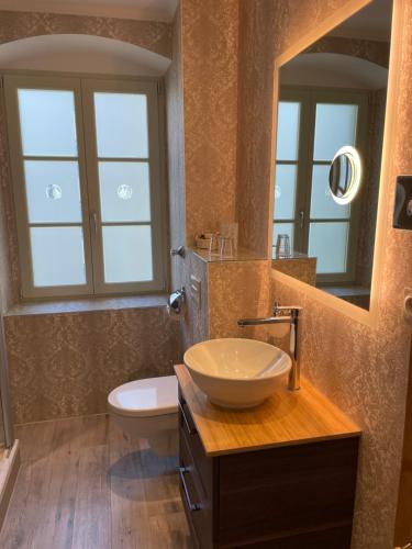 柏林霍宁格莫地精品酒店的一间带水槽、卫生间和镜子的浴室