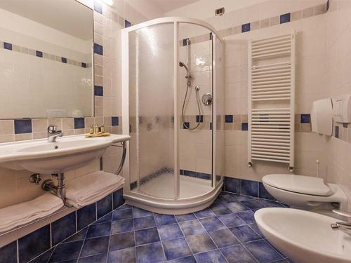 马尔切西内Natur Resort Panorama的带淋浴、盥洗盆和卫生间的浴室