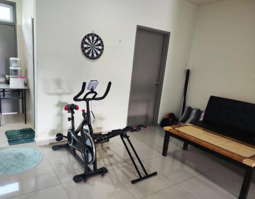 昔加末homestay sayangku islam的一间带跑步机和长凳的健身房