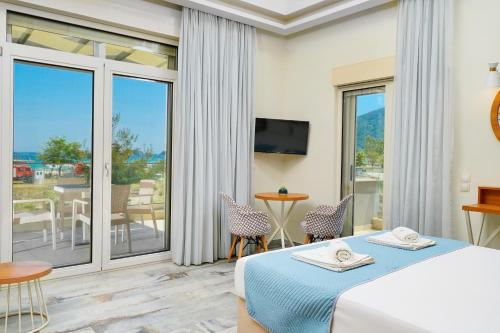 克里斯阿穆迪亚Vereya Beach的酒店客房设有一张床和一个阳台。