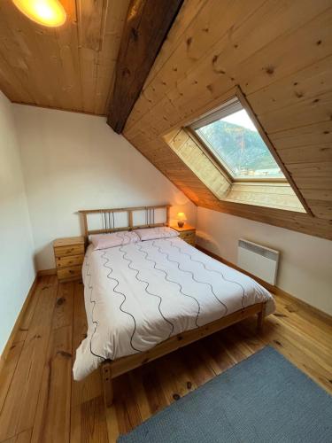 勒布罗伊斯The Stable House Bourg d’Oisans -bike/hike/ski的阁楼上的卧室配有一张大床