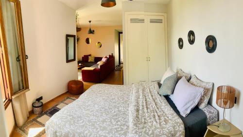 达布阿扎Studio vue sur mer的一间卧室设有一张床和一间客厅。