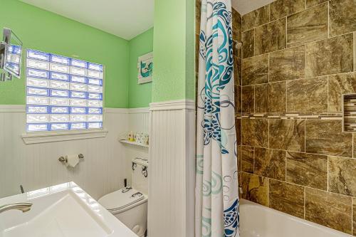 加尔维斯敦Jamaican Waves的带浴缸、卫生间和淋浴的浴室。