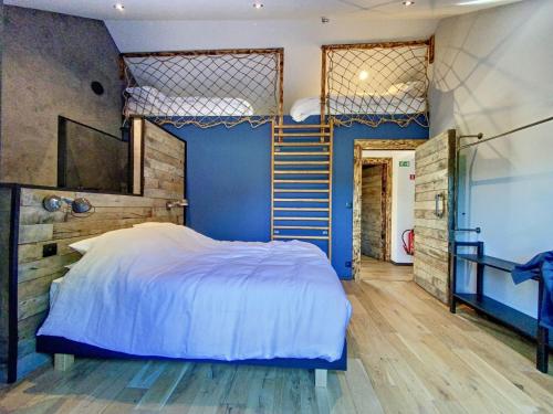 艾瓦耶Villa Wapiti的一间卧室设有一张床和蓝色的墙壁